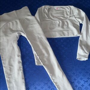 Alo Yoga Light Gray Crop Top and Leggings Set size small